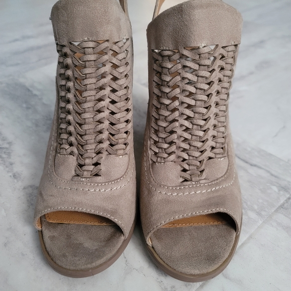 Women's size 7 shoes - Picture 2 of 6